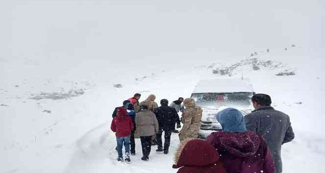 Kar ve tipide mahsur kalan 20 öğrenci kurtarıldı