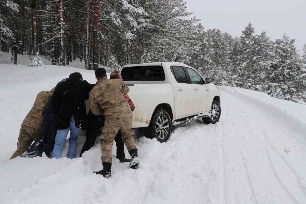 Kardan yolda kalan araçlar jandarma ve özel idaresi ekiplerince kurtarıldı