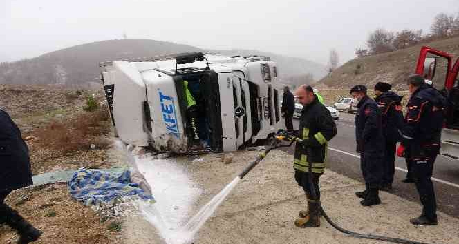 Tokat’ta, et yüklü tır devrildi: 1 yaralı