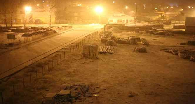 Yolda mahsur kalan sürücülere jandarma sahip çıktı