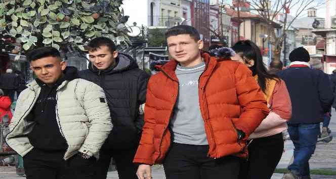 Esnaf tekrar kapanmaktan, vatandaşlar ise vaka artışlarından korkuyor