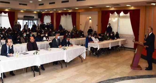 Altınova’da lise öğrencileriyle buluşan Yalova Valisi Muammer Erol: