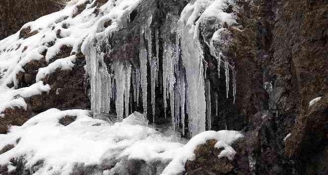 Yozgat dondu, yamaçlarda sarkıtlar oluştu, araçlar ilerlemekte güçlük çekti