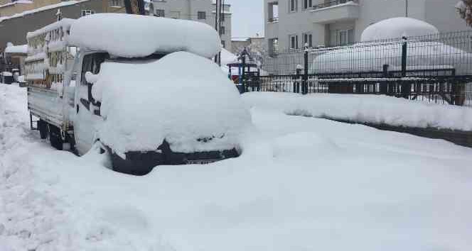 Karlıova’da araçlar kara gömüldü