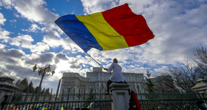 Romanyada Covid-19 tedbirlerine karşı binlerce kişi Meclise yürüdü
