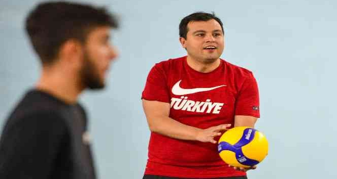 Başkan Çakın, gençlere sürpriz yaparak voleybol maçına katıldı