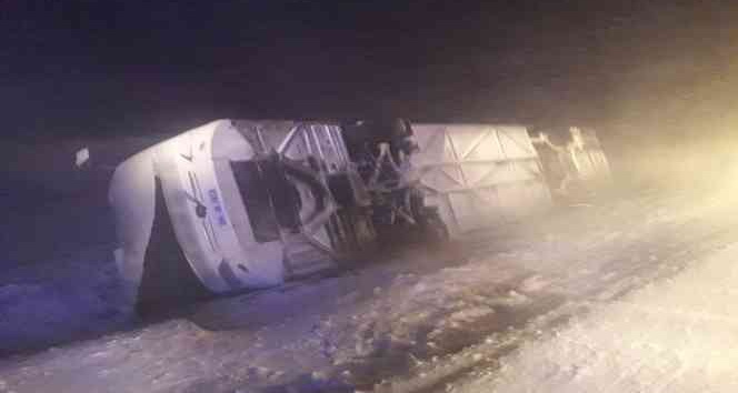 Tatvan’da tipi ve fırtına nedeniyle iki otobüs devrildi: 35 yaralı