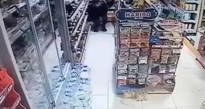 Markete giren hırsız, iş yeri sahibi tarafından sopayla kovalandı