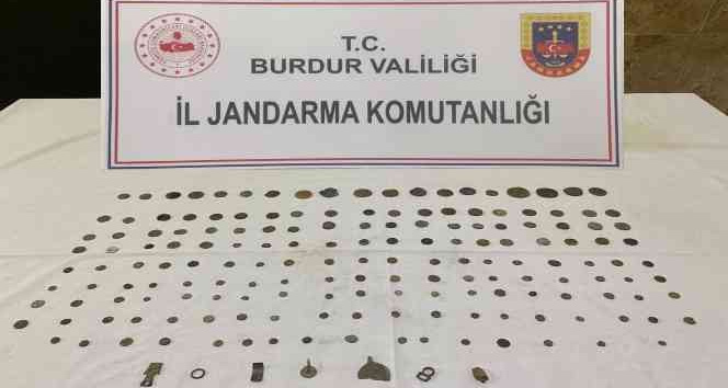 Jandarma durdurduğu araçta 175 parça tarihi eser buldu