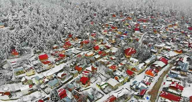 Beyaz gelinliğini giyen Zorkun Yaylası’nda kartpostallık görüntüler