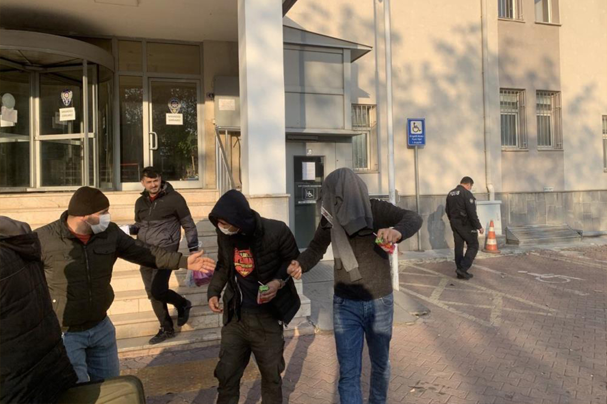 Adliyeye sevk edilen pişkin hırsız şarkı söyleyerek oynadı