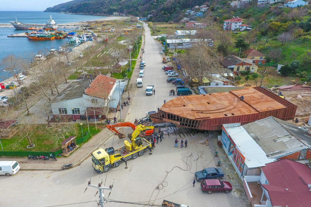 Devasa tekneyi karadan yürütüp sahile böyle taşıdılar