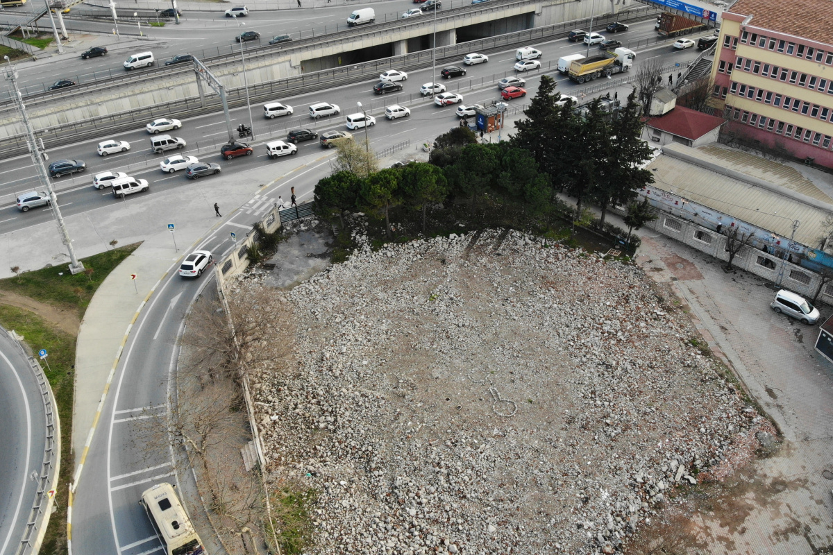 Yaklaşık 2.5 yıl önce yıktırılan caminin projesi bile ortada yok