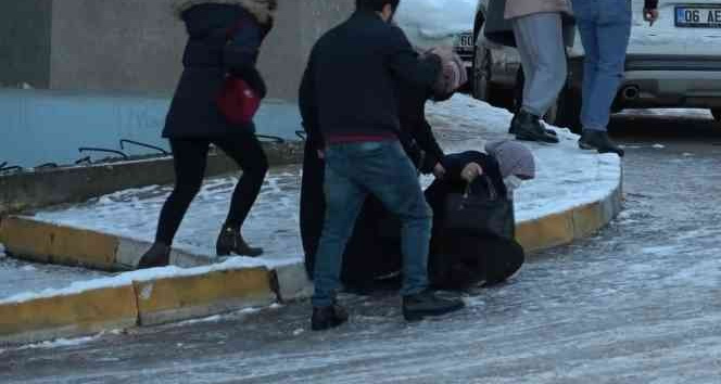 Tokat’ta buzlanma sürücülere ve yayalara zor anlar yaşattı