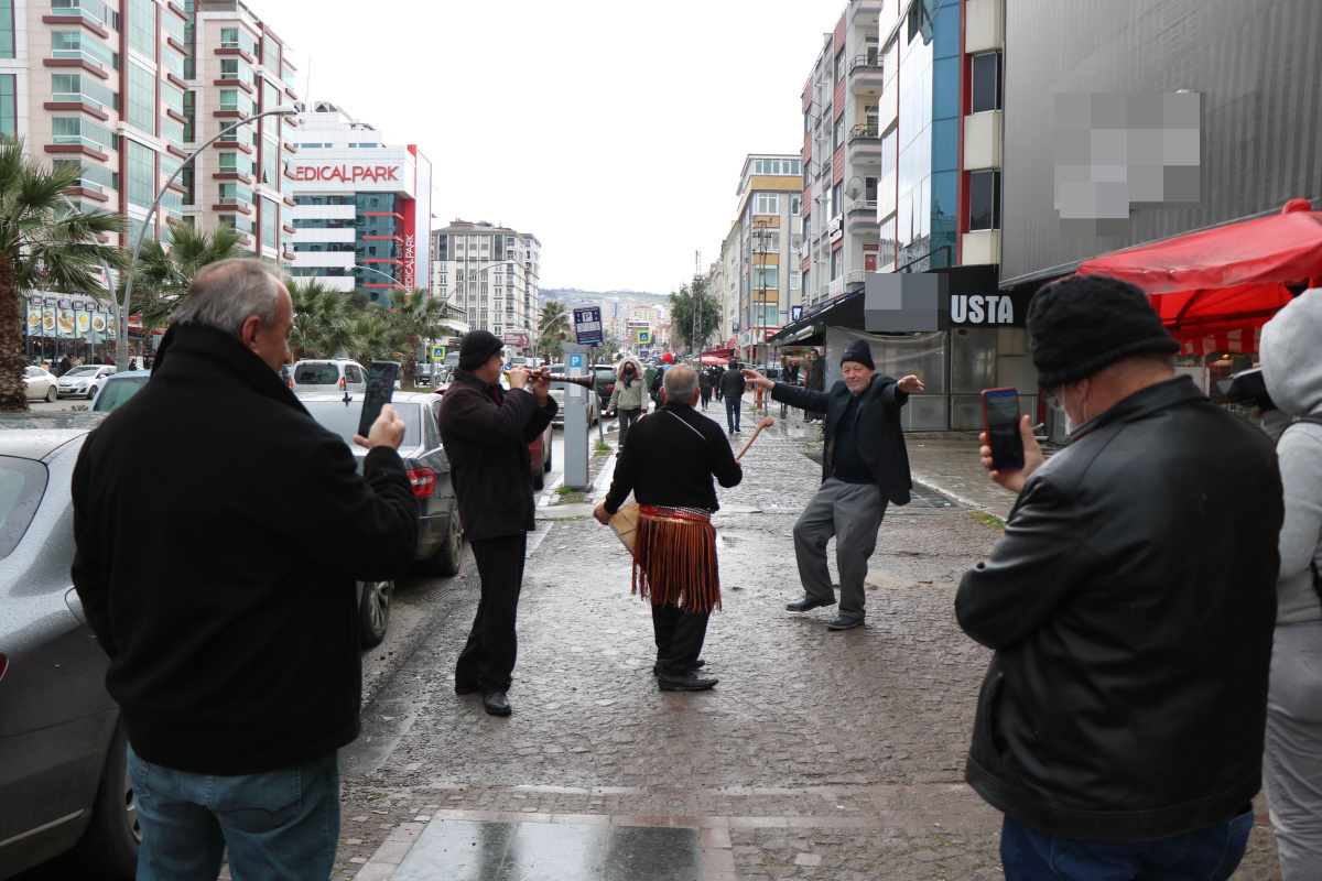 Davul-zurna tutup göbek atarak doların düşmesini kutladı, çevredekiler düğün sandı