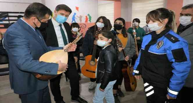Cizre polisi öğrencilere müzik kursu açtı