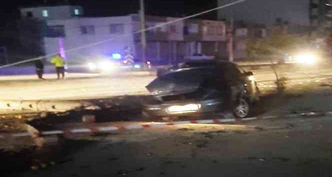 Otomobilin çarptığı elektrik direği devrildi, sürücü yaralandı