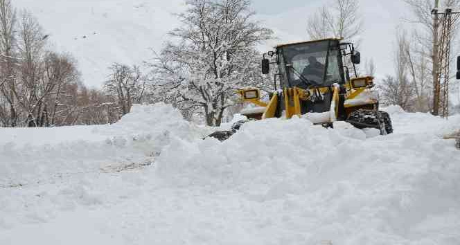 Beytüşşebap’ta kar kalınlığı 1 metreyi geçti, ev ve araçlar kara gömüldü
