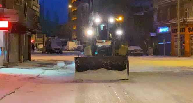 Ardahan’da Belediye ekiplerinin karla mücadelesi