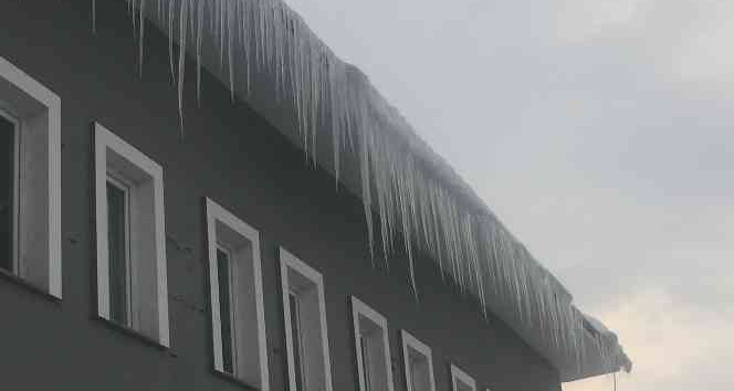 Karlıova’da kar yağışı durdu, hava sıcaklığı eksi 20’e düştü