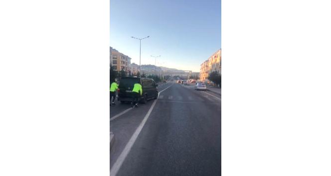 Yolda kalan sürücünün imdadına polis yetişti