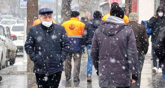 Lapa lapa yağan kar sevindirdi