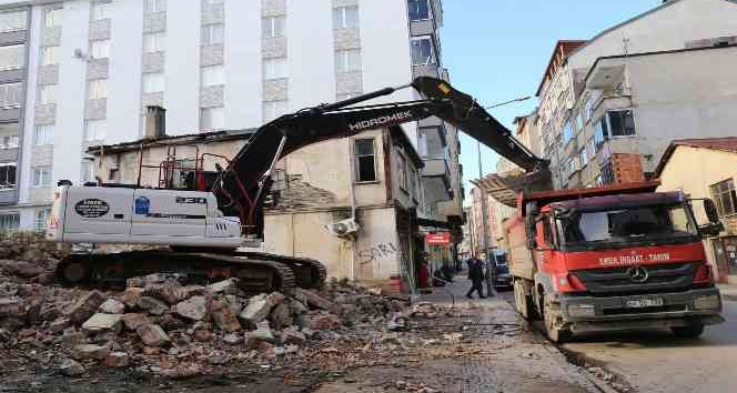 Başkan Kibar: “Metruk yapıları yıkarak, kentteki görüntü kirliliğini ortadan kaldırıyoruz”