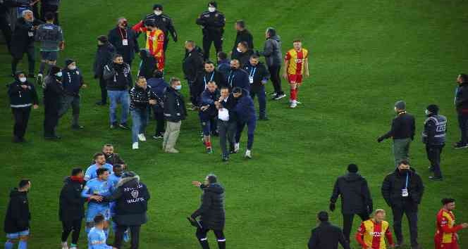 yeni malatyaspor kayserispor maci sonrasi hakem sahadan cikamadi malatya