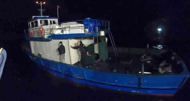 Çanakkale açıklarında 143 düzensiz göçmen ve 6 kaçakçı yakalandı