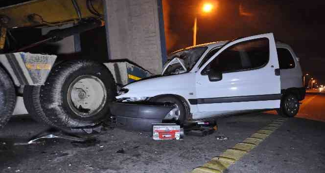 Hafif ticari araç duran tıra çarptı: 1 yaralı