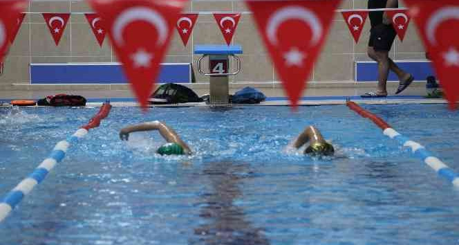 Su korkusu ile başladığı yüzmede milli takımı hedefliyor