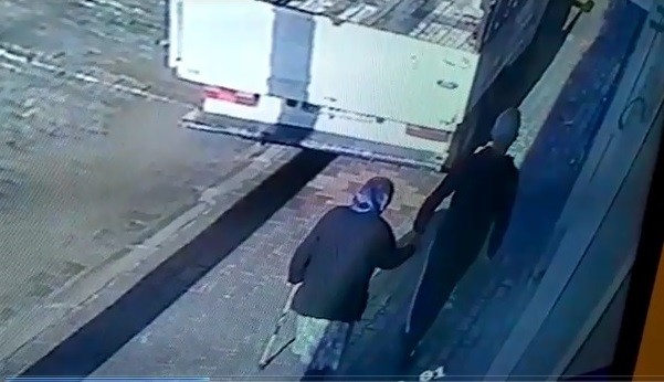 "Akrabanım" deyip koluna girdiği yaşlı kadının yüzüğünü çaldı