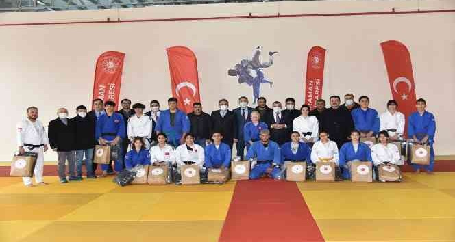 Karaman’da judoculara malzeme yardımı