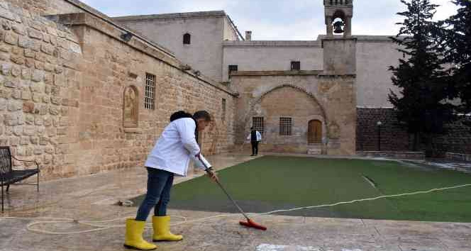 Mardin’de Doğuş Bayramı öncesi kiliselerde temizlik çalışması yapıldı