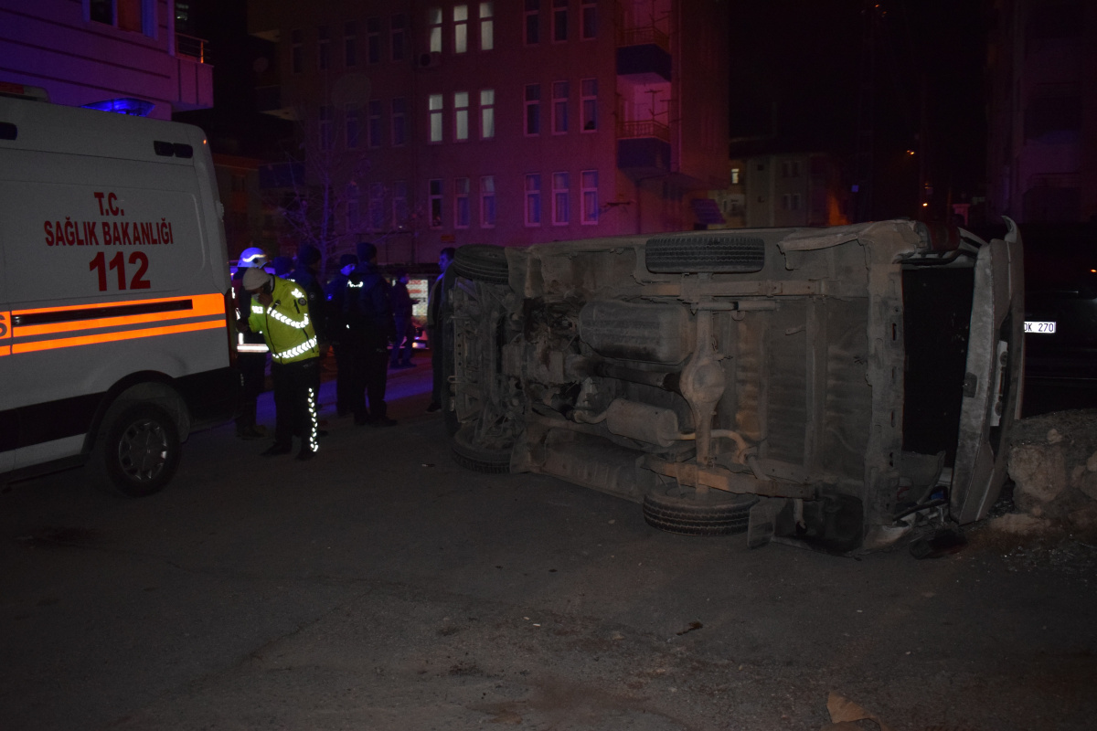 Hafif ticari araçla çarpışan minibüs devrildi: 5 yaralı