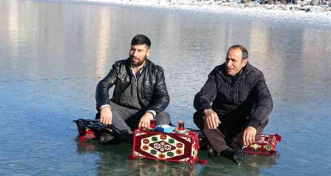 Donan Çıldır Gölü üzerinde çay keyfi