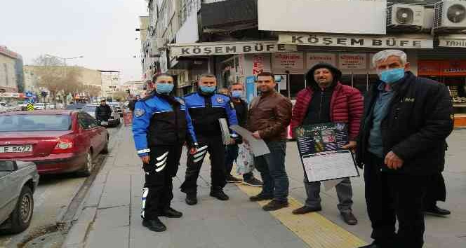 Polis ekipleri vatandaşa uyarıcı bilgilerin yer aldığı takvim dağıttı