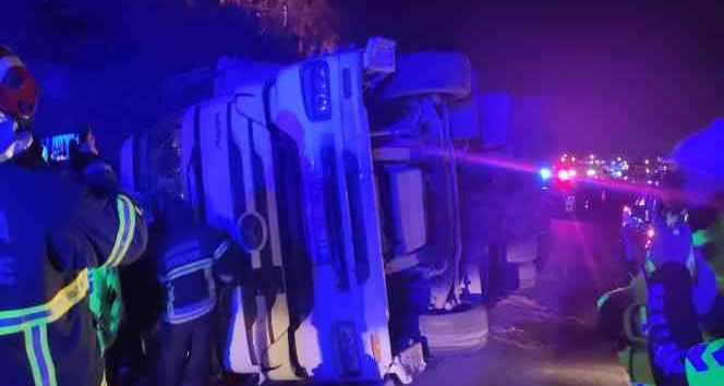 Takla atan tırda sıkışan sürücüyü itfaiye kurtardı