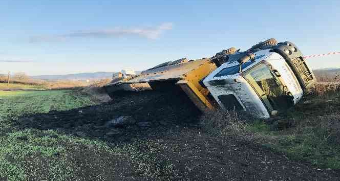Çanakkale’de kömür yüklü kamyon devrildi