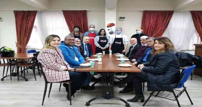 Üniversiteliler, derste yaptığı etli pilavı arkadaşlarına ikram etti
