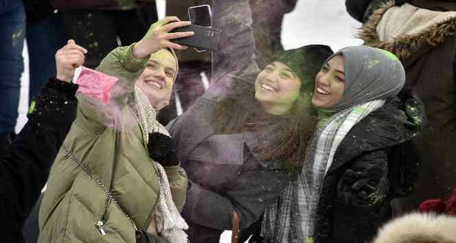 Soğuğa aldırmadan Boya Festivalinde gönüllerince eğlendiler