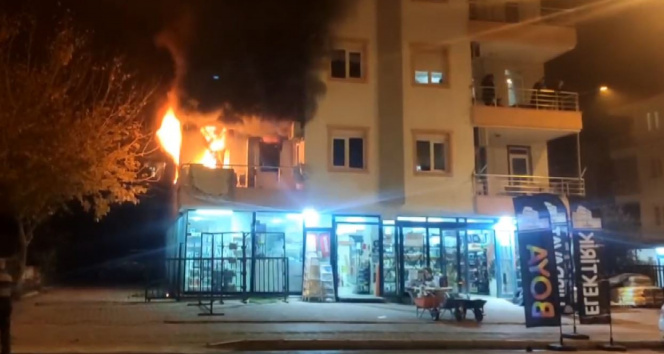 Antalyada 3 katlı apartmanda yangın paniği