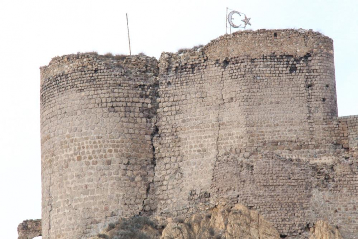 Oltu kalesi gövdesinde yarıklar oluştu