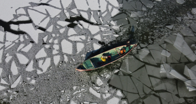 Kıyıları donan Beyşehir Gölünde balıkçıların buz kırma mesaisi