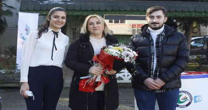 Güneş enerjisiyle çalışan ve 8 saat sürüş deneyimi sunan elektrikli araba ürettiler