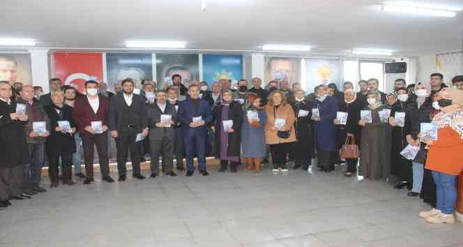 AK Parti Adıyaman’da yapılan yatırım ve hizmetleri anlatan broşürler dağıtıyor