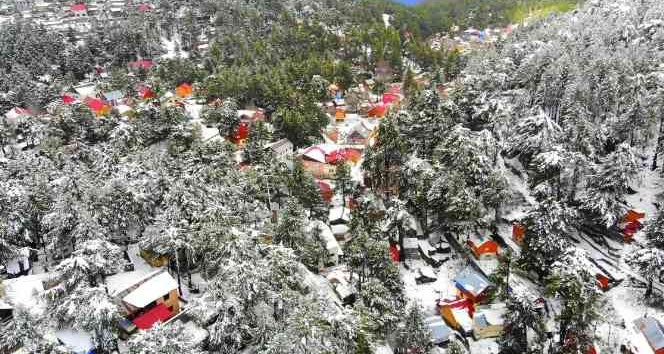 Beyaz örtüyle kaplanan Zorkun Yaylası drone ile görüntülendi