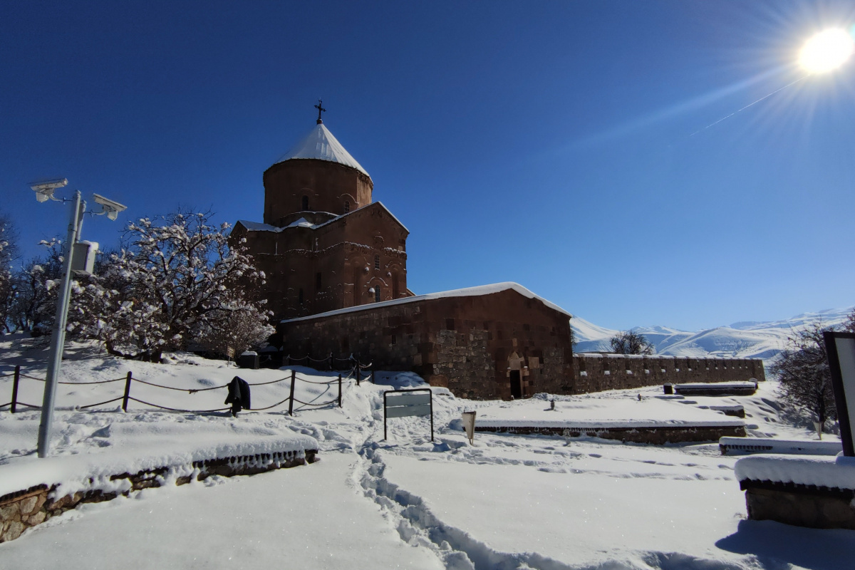 Akdamar Adası, beyaz gelinliğini giydi