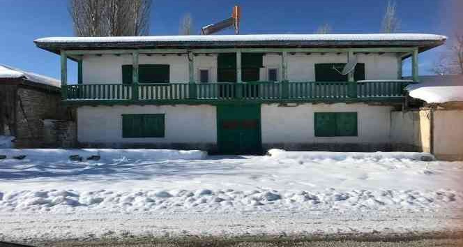 Köydeki 100 yıllık eski evler dimdik ayakta