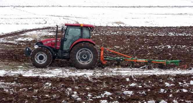 Yozgat’ta kar yağışı çiftçinin yüzünü güldürdü